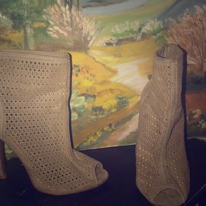 Gray Chinese Laundry Heels Size 7